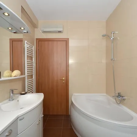 Adela شقة